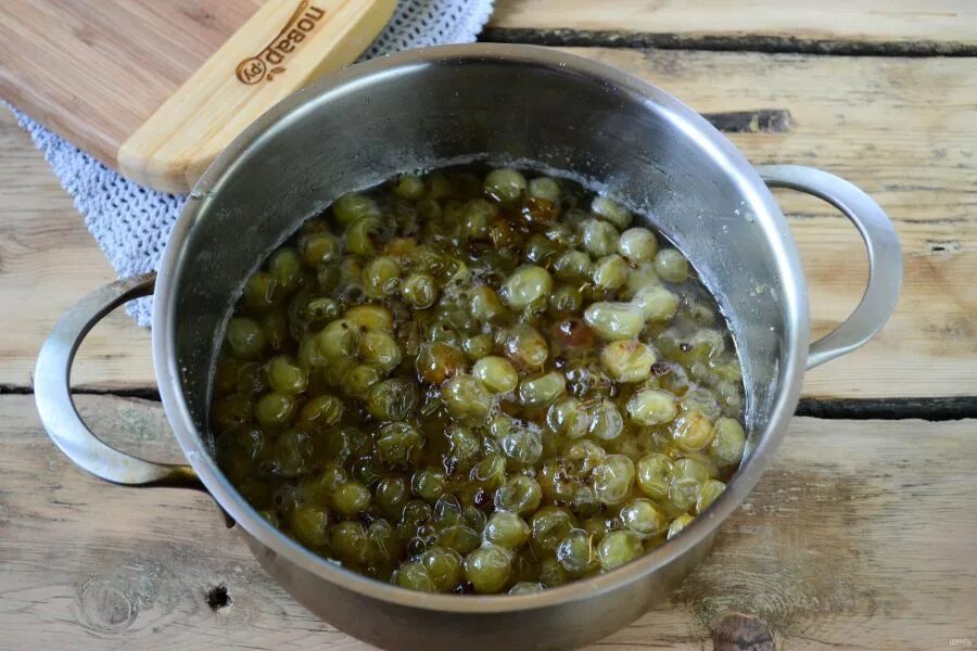 Царское Изумрудное варенье из крыжовника. Королевское Изумрудное варенье из крыжовника. Изумрудное варенье из крыжовника с вишневыми листьями. Варенье из зелёного крыжовника Изумрудное зеленого Царское. Сварить крыжовник