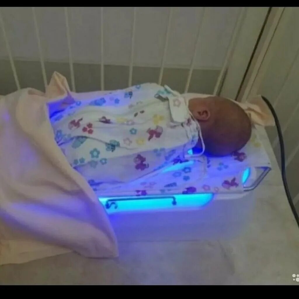 Младенец под лампой