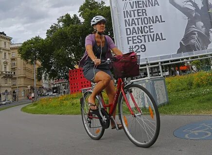 donne godono in bicicletta - www.comefareorto.it.