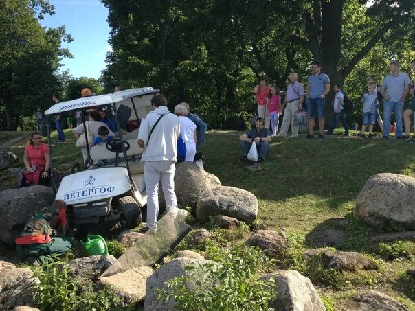 Петергоф экскурсия на электромобиле. Петергоф экскурсия на электромобиле. Петергоф электрокары экскурсия. Петергоф нижний парк фонтаны. Петергоф электрокары экскурсия.