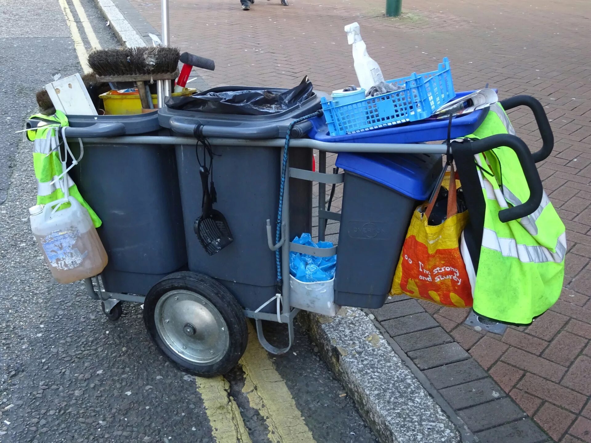 Хорошем мусорку. Street Cleaner. Боботы для очистки Мисора. Street Cleaner shutdown. Cleaners on Street.