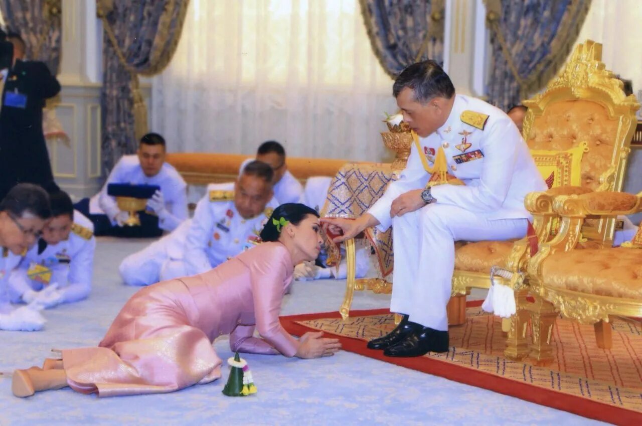 Умер ли король. Король Маха Ваджиралонгкорн. Король Таиланда Маха Вачиралонгкорн. Сутхида Королева Тайланда. Король Таиланда Маха Вачиралонгкорн рама х наложницы.