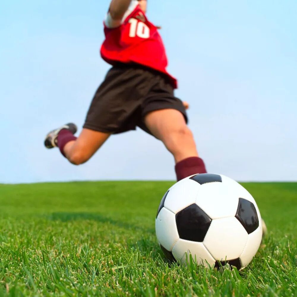 Футболист пинает мяч. Футболист с мячом. Ребенок с футбольным мячом. Мальчик с футбольным мячом. I can playing football