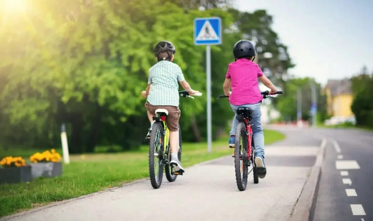 Велосипедист в городе. Родительский велосипед. Велосипедист участник дорожного движения. Родительский велосипед совместно с детским.