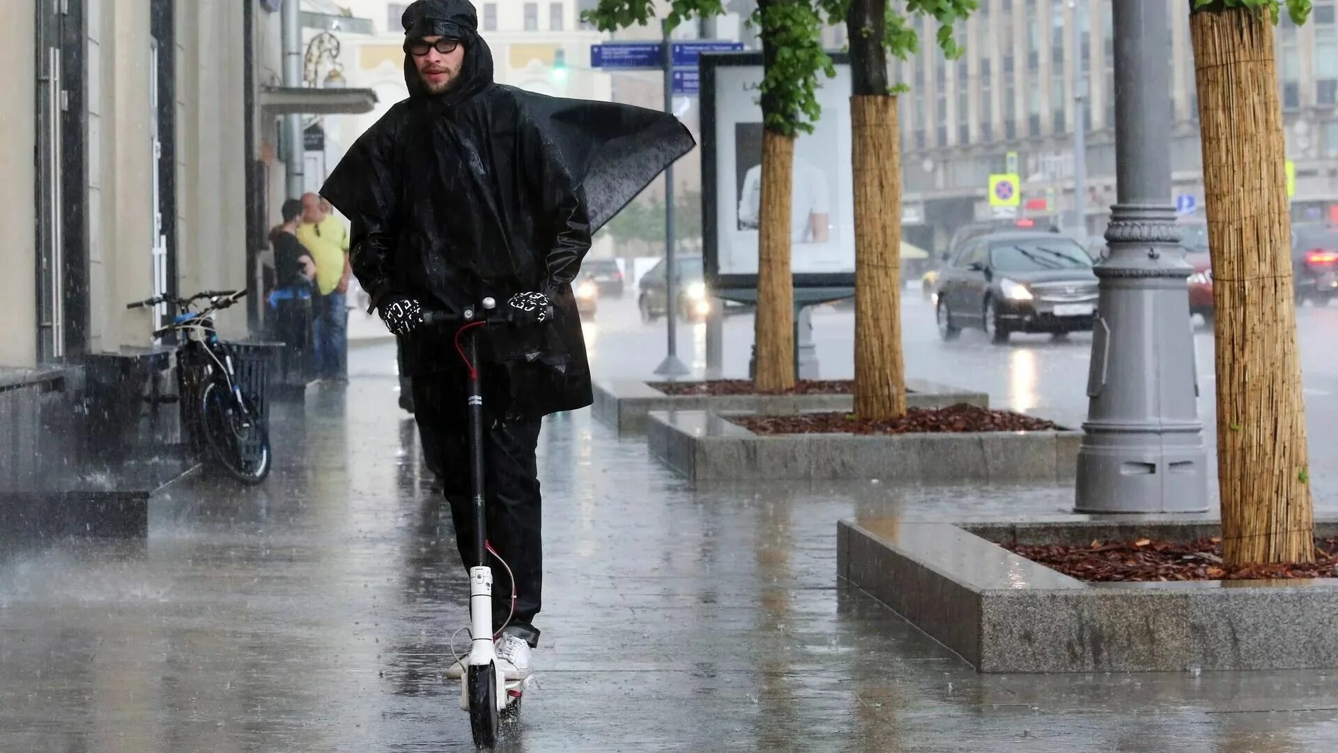 Можно ли электросамокат в дождь. На самокате в дождь. Дождь. Дождик в Москве. 27 Июля ливень в Москве.