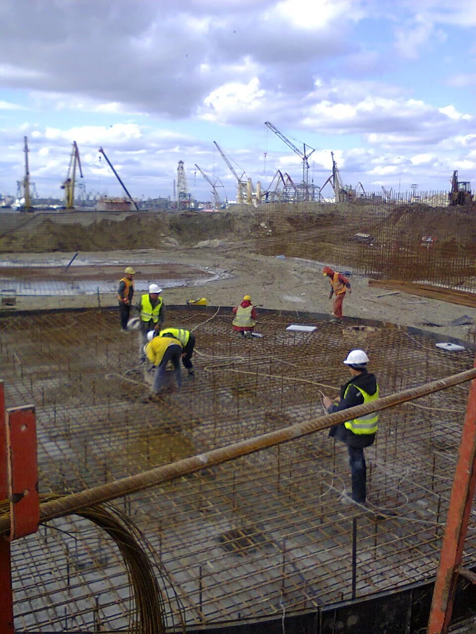 Требуются бригады для строительства. Бригада монолитчиков. Строительная бригада. Бригада рабочих. Бригада монолитчиков.