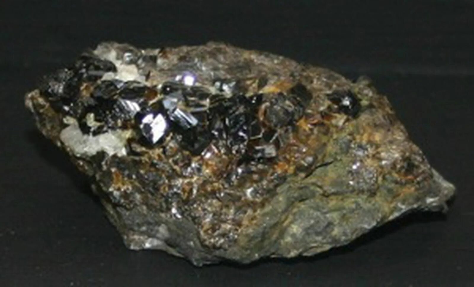 Олово один из первых металлов. Оловянный Колчедан касситерит. Оловянная руда касситерит. Кристаллы касситерита — Оловянная руда. Касситерит минерал.