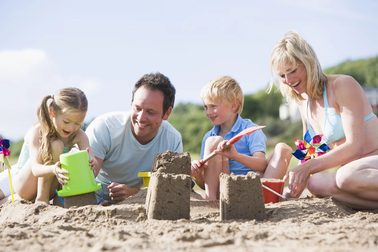 Совместные картинки. Семья лето. Дети с родителями летом. Родители играют с детьми. Родители с ребёнком в песочнице.