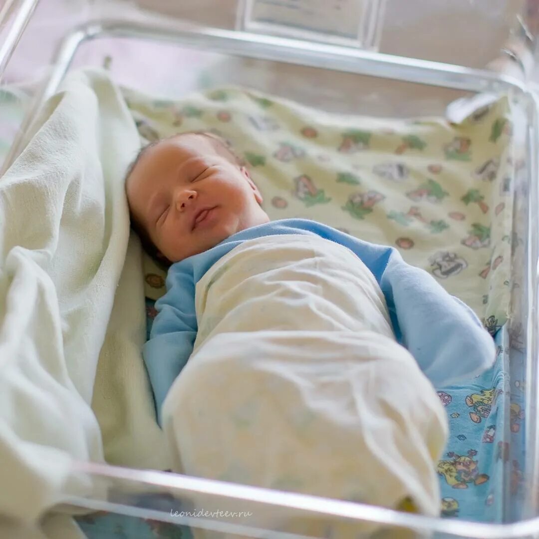 Новорожденный малыш в роддоме. Новорожденный ребеночек в роодоие.