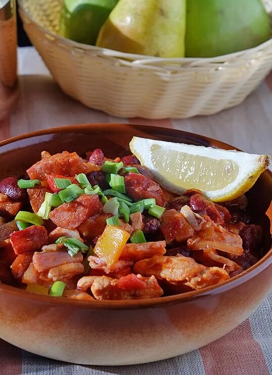 Фасоль охотничьи колбаски. Фасоль с колбасками. Фасоль с охотничьими колбасками. Рагу с охотничьими колбасками. Красная фасоль с колбасками.