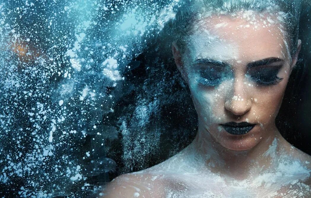 Резкий воздух обмыл лицо холодной водой сон. Женщина лед. Девушка во льду. Холодная девушка. Замерзшая девушка.