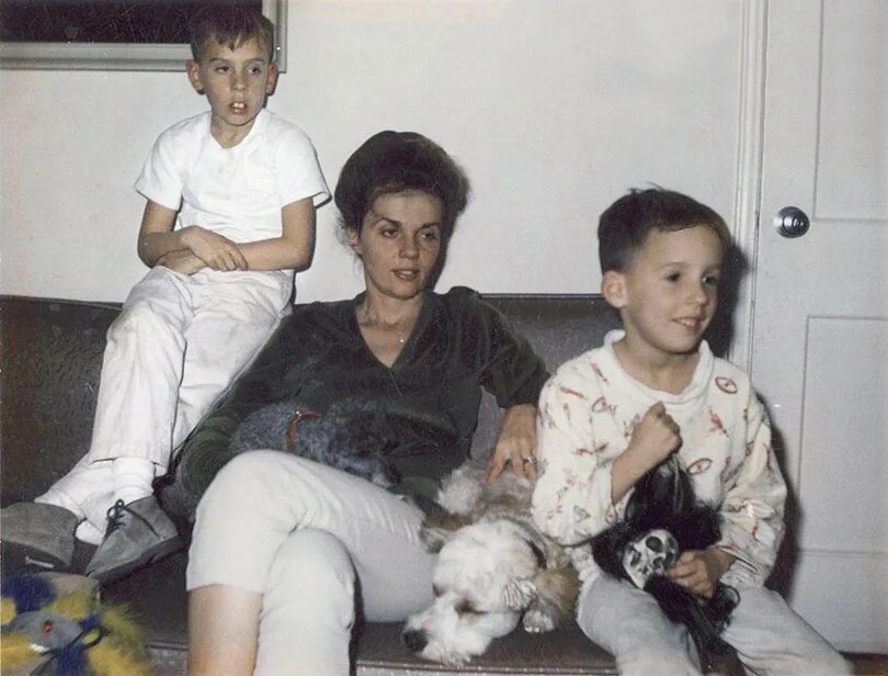 Тима бертона в молодости. Тим Бертон в детстве. Тим бёртон в молодости. Тим бёртон в детстве архив. Тим бёртон детские фото