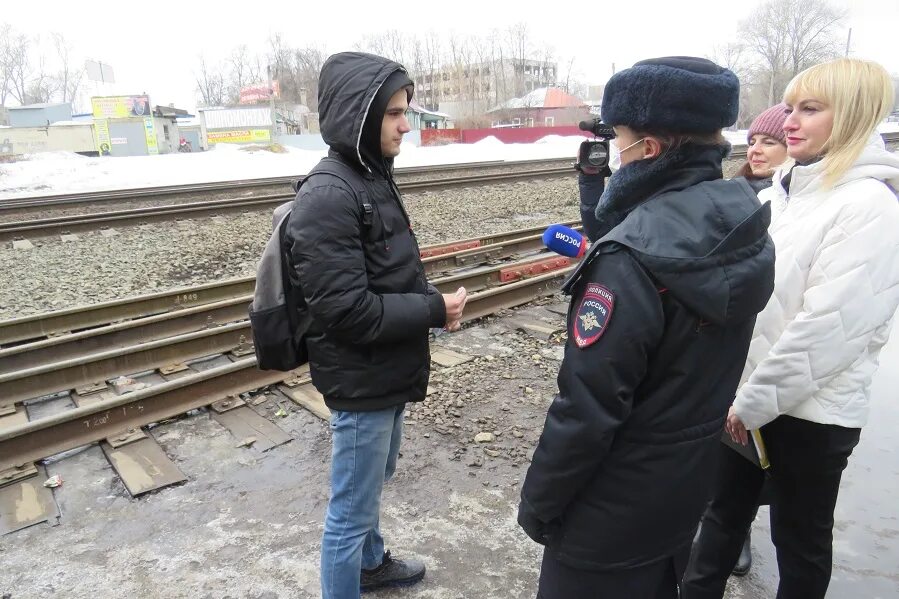 Школьники на железной дороге. Преступности несовершеннолетних на ЖД транспорте. Рейд по безопасности на ЖД транспорте. Акция безопасность на ЖД. Рейды полиции на железной дороге.