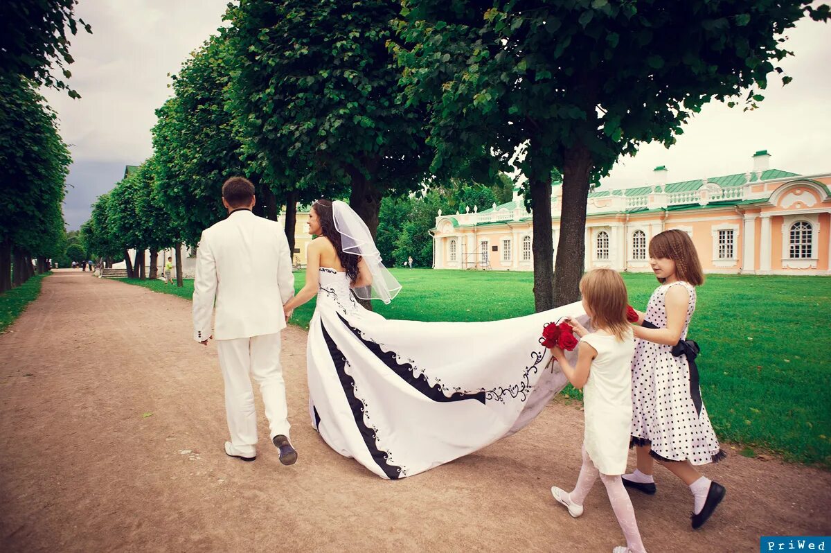 Будем свадьбу гулять. Свадьба гуляет. Несут шлейф невесты. Свадебная прогулка и дети. Идеи на свадебной прогулке.