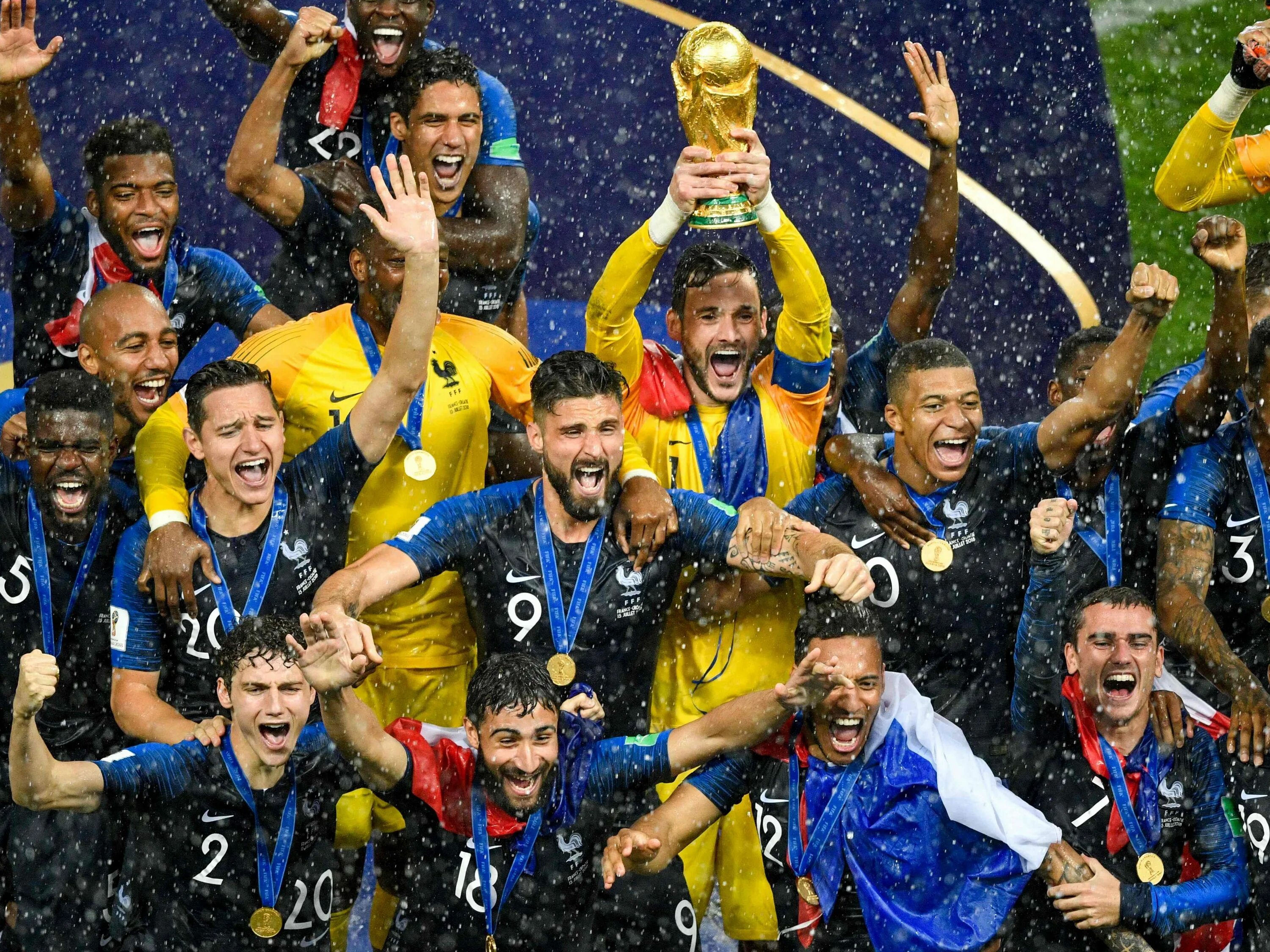 Ливерпуль чемпион англии. Кто сейчас чемпион по футболу. Кто сейчас чемпион по футболу. Роналдо кубок лиги наций. Месси аргентина чм 2022.