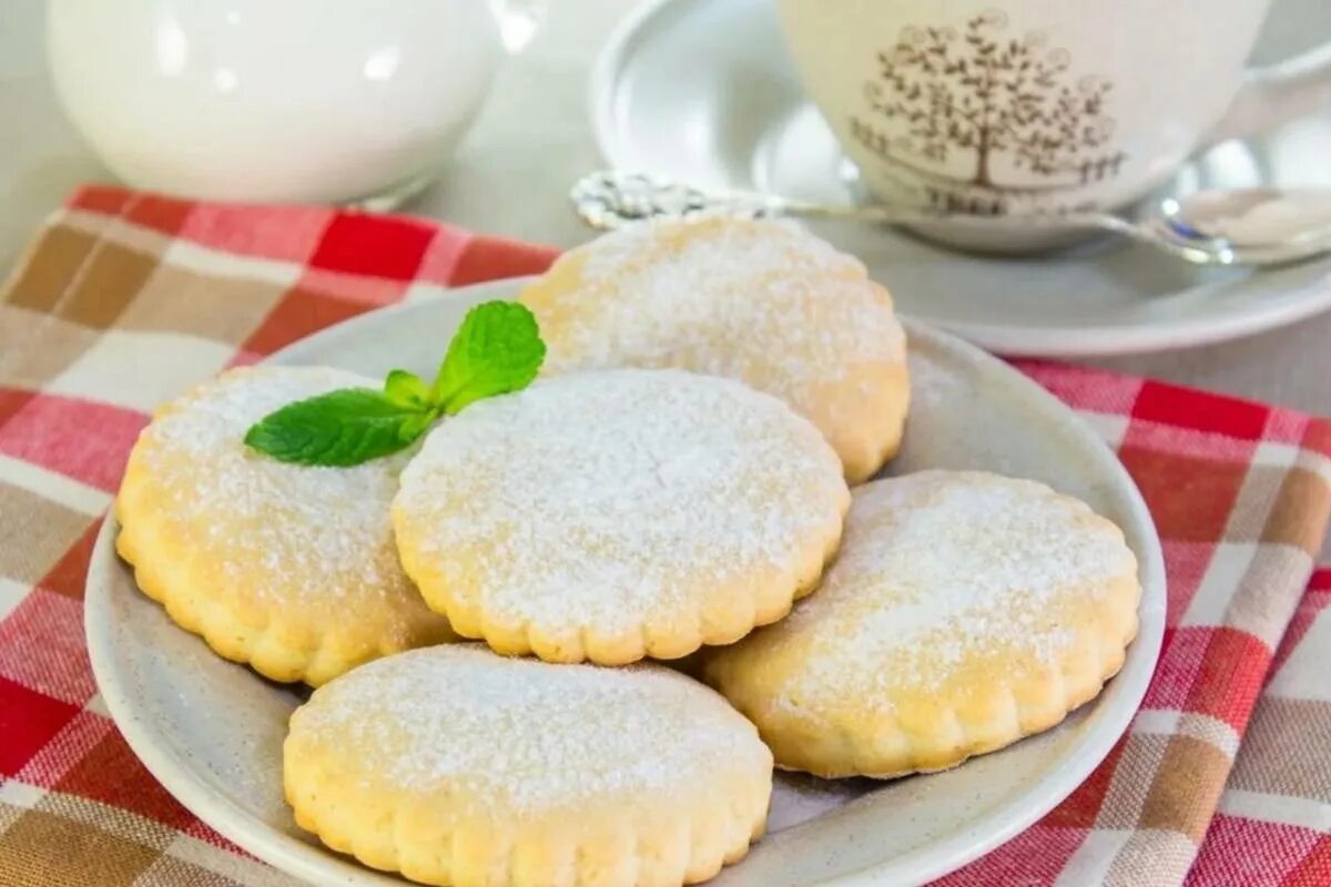 Корж выпечка. Печенье молочный коржик. Коржик молочный вкус детства. Песочные коржик молочный. Песочные коржи.