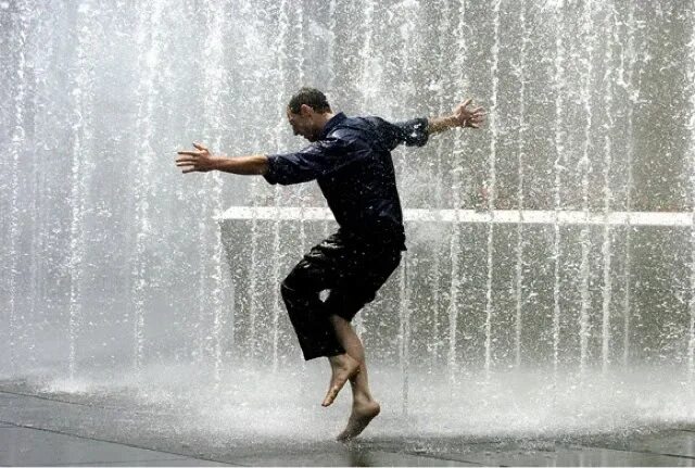 Песни дождь из мужиков. Мужчина танцует под дождем. Танцевать под дождем. Танцы под дождем. Танец парня под дождем.