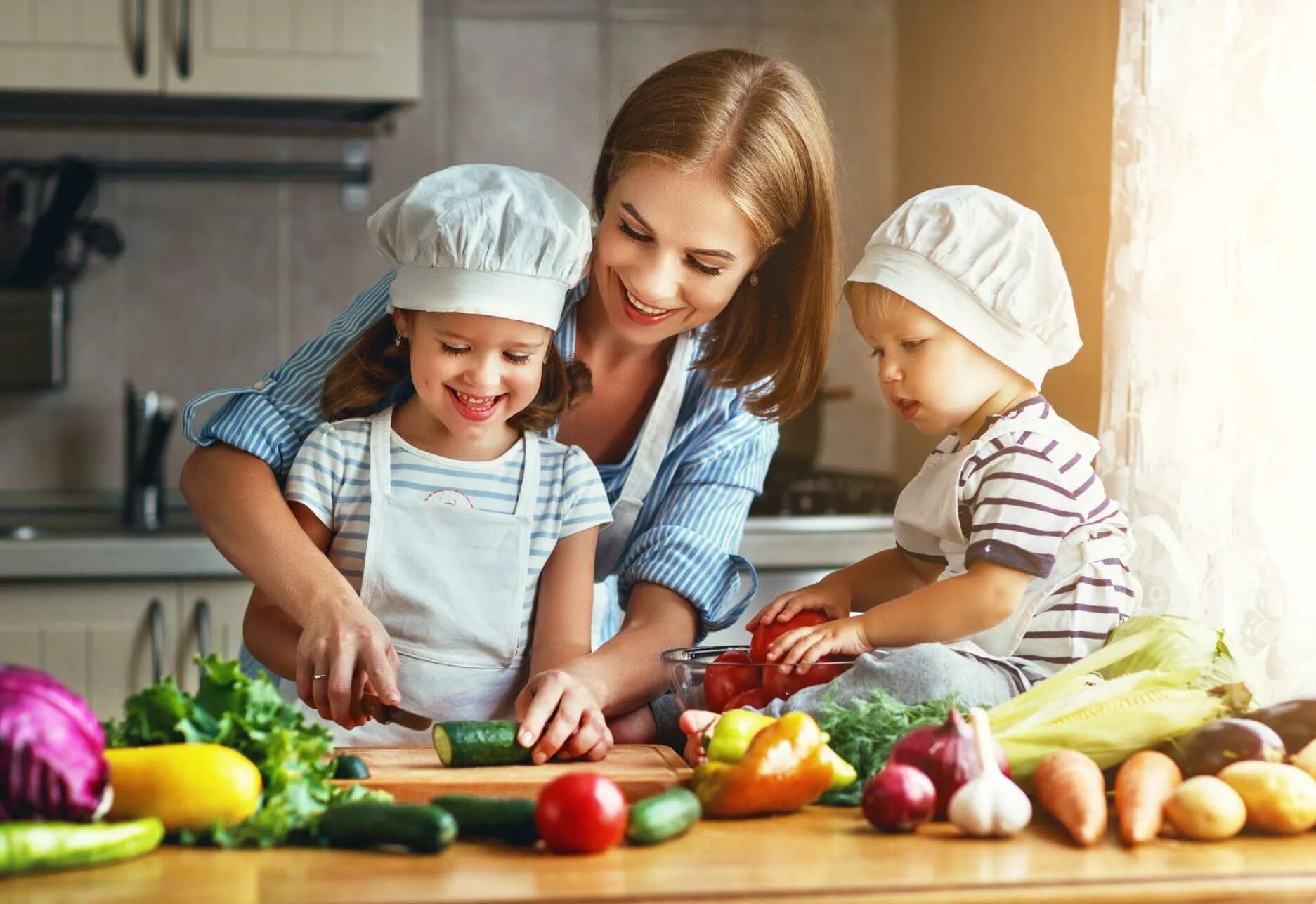 Kids cooking. Готовка с детьми. Кухня для детей. Кулинария для детей. Мама с ребенком на кухне.