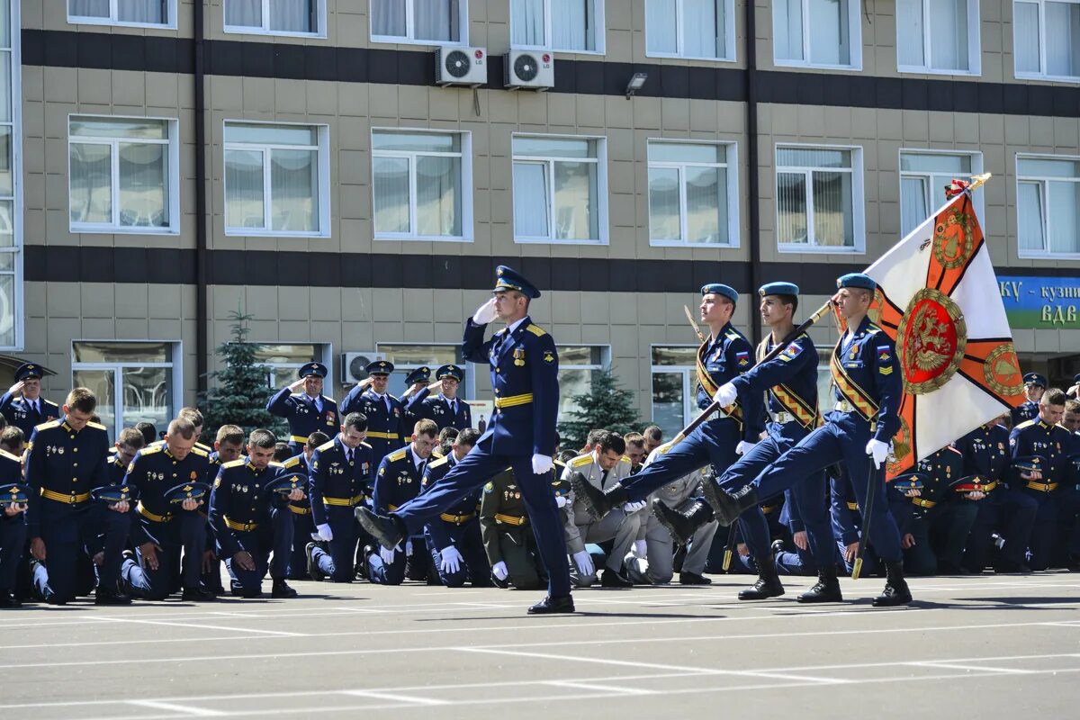 Военные образования названия. Знамя Рязанского воздушно-десантного училища. Знамя Рязанского училища ВДВ. Вручение Знамени РВВДКУ 2021. Флаг РВВДКУ.