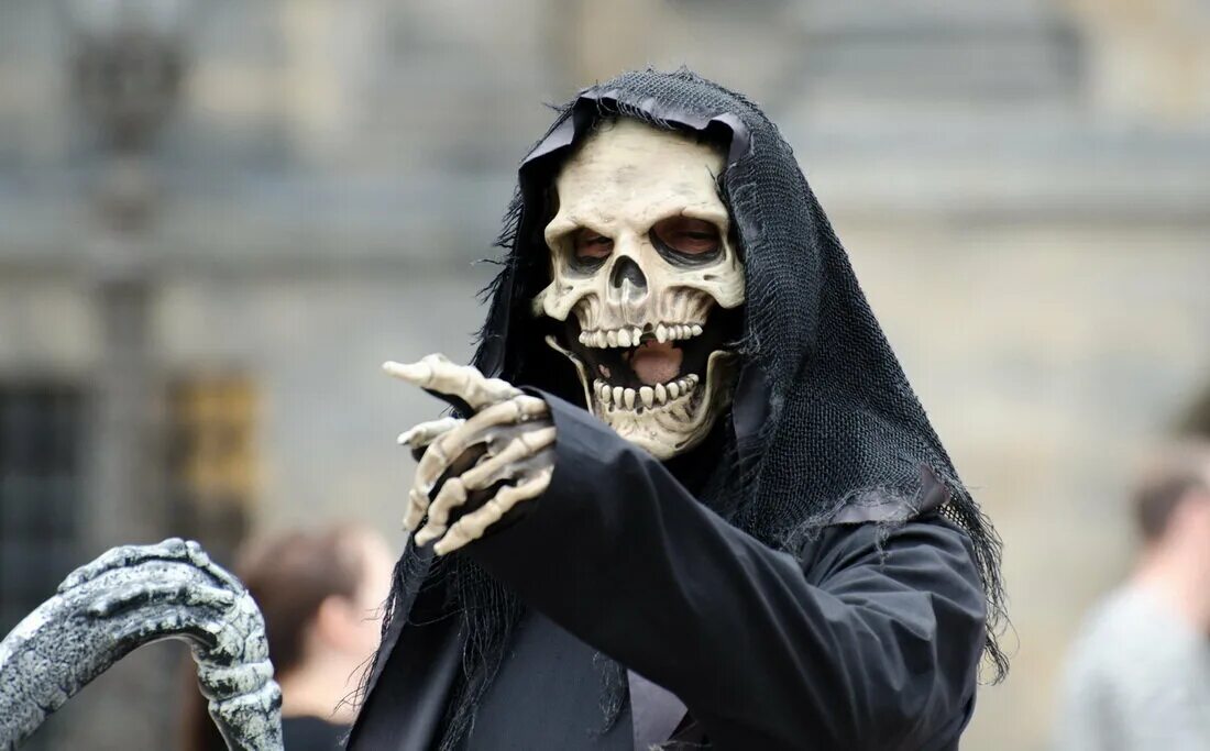 Древнегреческий философ хрисипп причина смерти. Смеющийся над смертью. Средневековые гравюры чумf. Демотиваторы черный юмор. Жизнь и смерть.