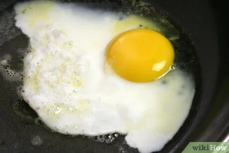 Почему яйцо растекается