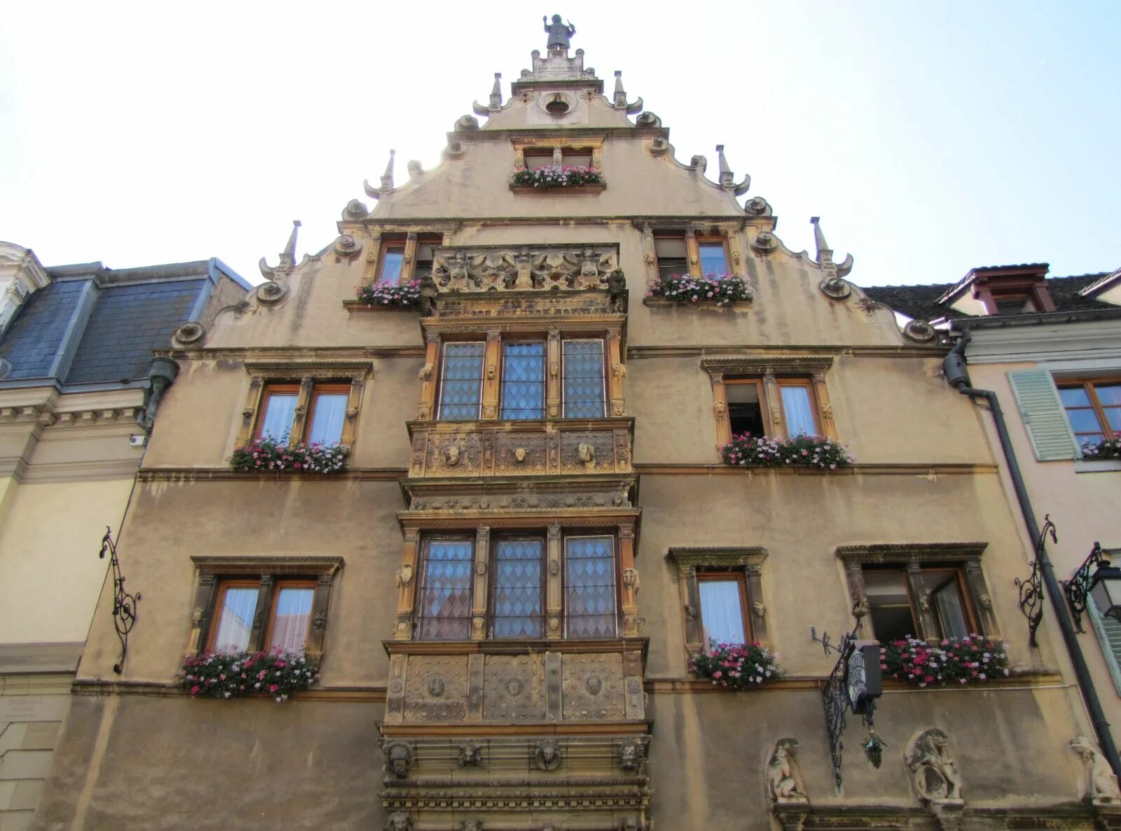 Кольмар дом ста голов. Дома голов. Северное возрождение германия архитектура. Дома голов. Кальмар город.