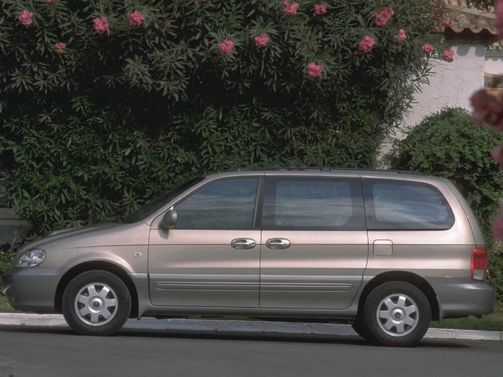 Kia carnival поколения. Kia Carnival 2002-2006. Kia Carnival 2002. Kia Carnival 1. Киа Карнивал 1 пакалени.