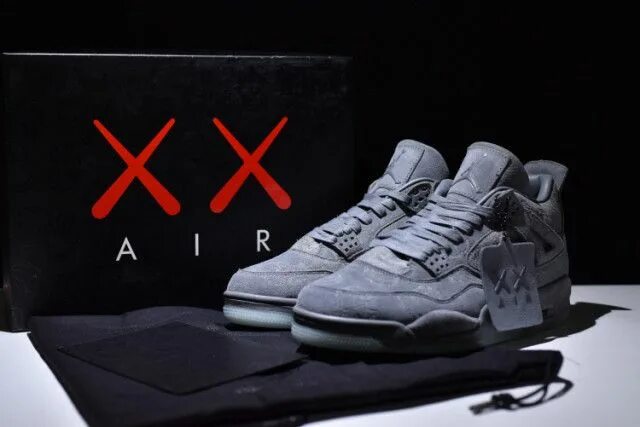 Nike kaws 4. Кроссовки Nike Air Jordan 4 Retro KAWS. KAWS X Air Jordan 4. KAWS X Air Jordan 4 Retro cool Grey. Nike Air Jordan 4 x KAWS.