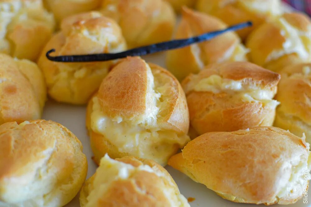 Профитроли с кракелином. Заварные профитроли эклеры. Профитроли домашние. Тесто для профитролей рецепт. Профитроли выкладка на противень ложкой.