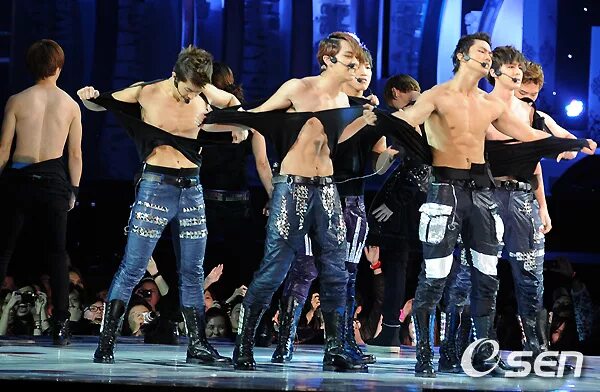 Ikon bobby. волонтеры медики логотип популяризация. айкон корейская группа. Ateez seonghwa. айдолы пресс.