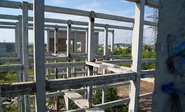 Бетонный скелет частного дома. Ростовский завод жби. Опора лэп св 95. Ж б ростовская область. Ростовский подъёмный железнодорожный мост.