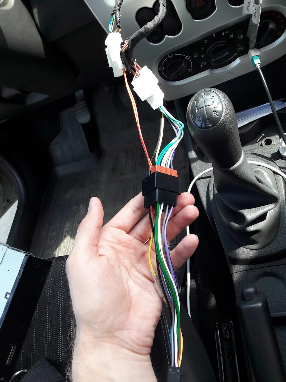 Магнитола - Renault Logan (1G), 1,6 л, 2010 года автозвук DRIVE2