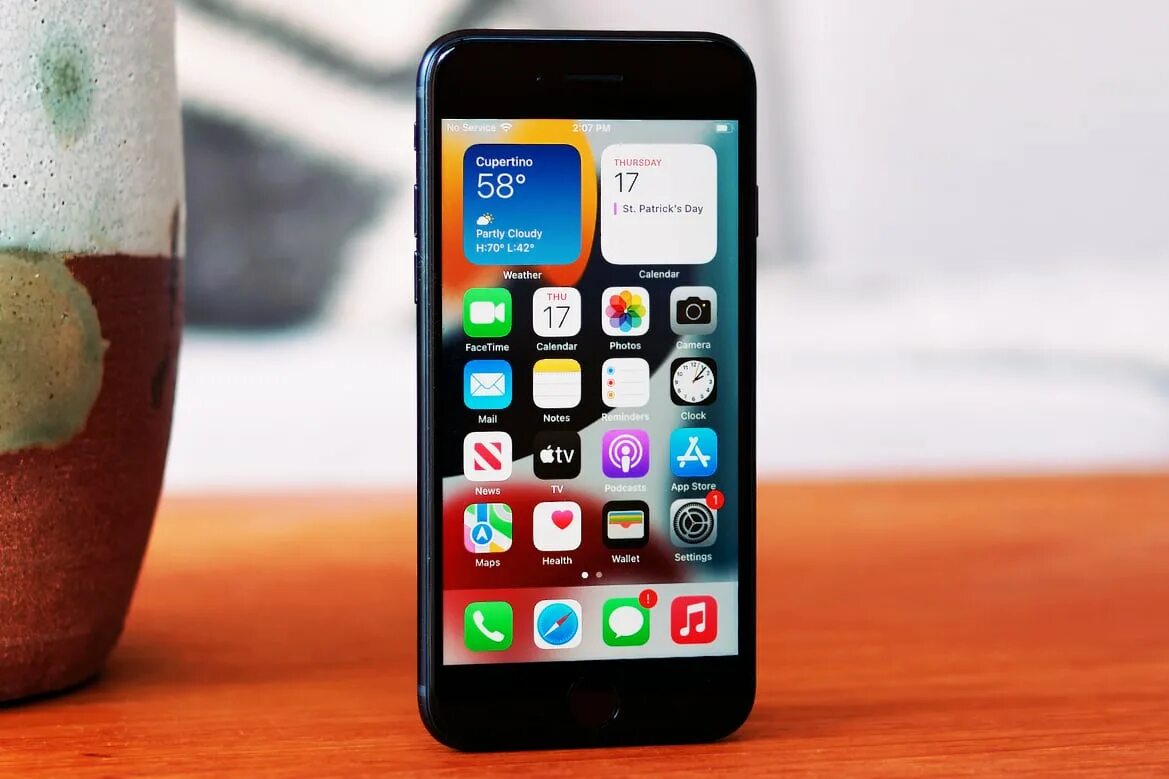 Iphone se 2025 ios. Iphone 14 airpods. айфон se 2025. аирподсы 2025 айфон. iphone se 2025 камера.