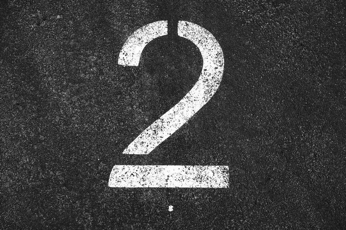 Рисунок номер 2. Цифра 2. Цифра 2 на фоне. Цифра 2 на черном фоне. Цифры на сером фоне.