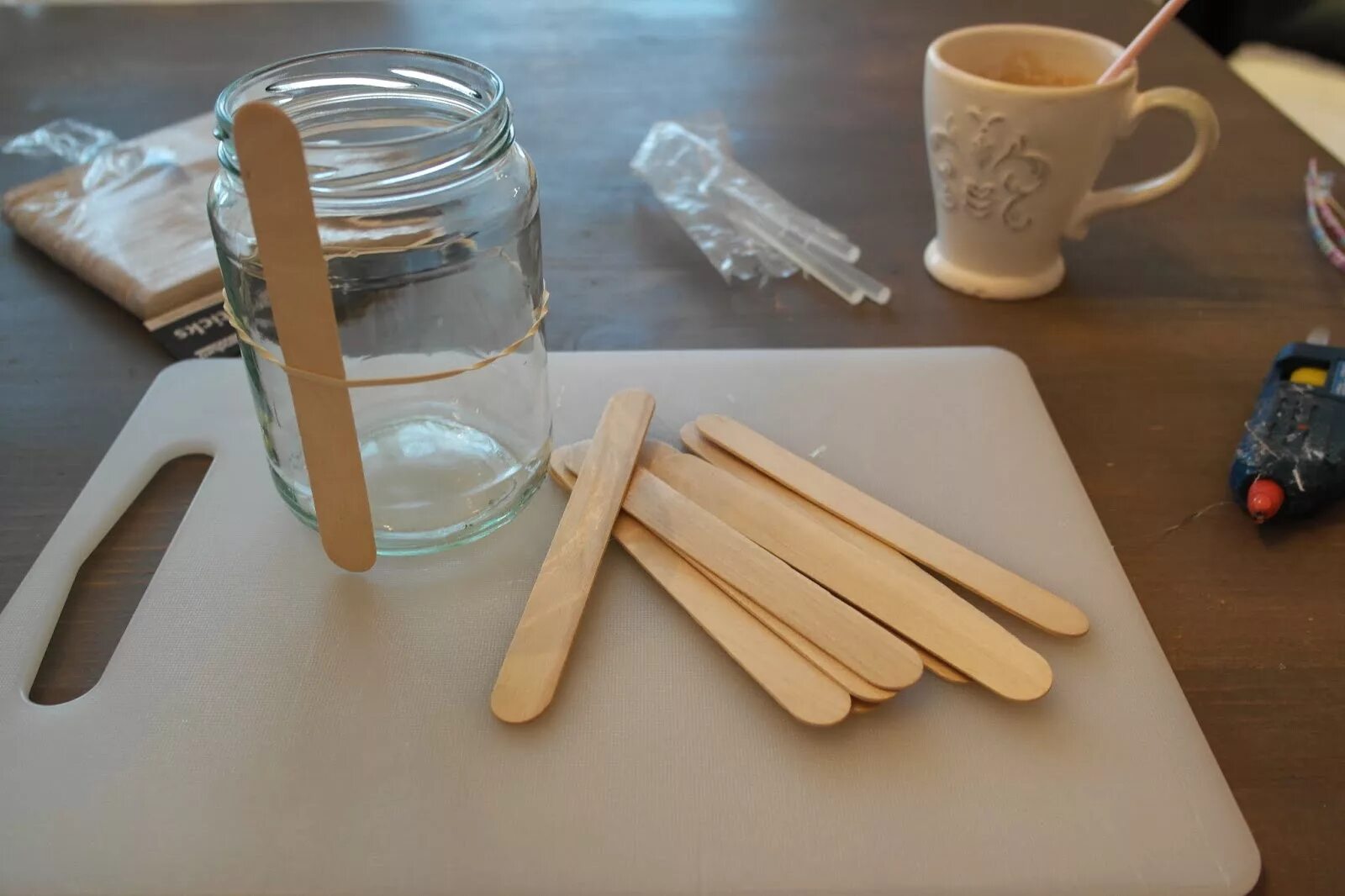 Поделки из палочек из под мороженого. Сани из палочек от мороженого. Поделки из палочек для мороженого. Из палочек для мороженого. Подарок для мамы из палочек от мороженного.