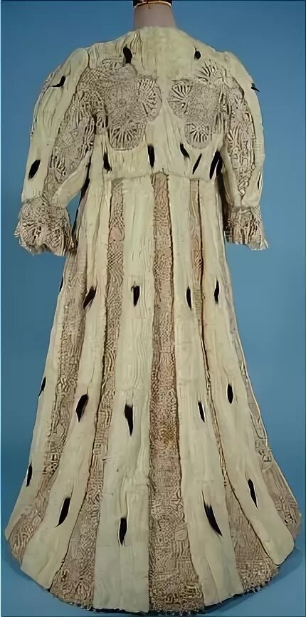 Шуба из горностая alexander mcqueen. Шуба по пятки. Горностаевая мантия короля. Горностай мантия короля. Горностай мантия короля.