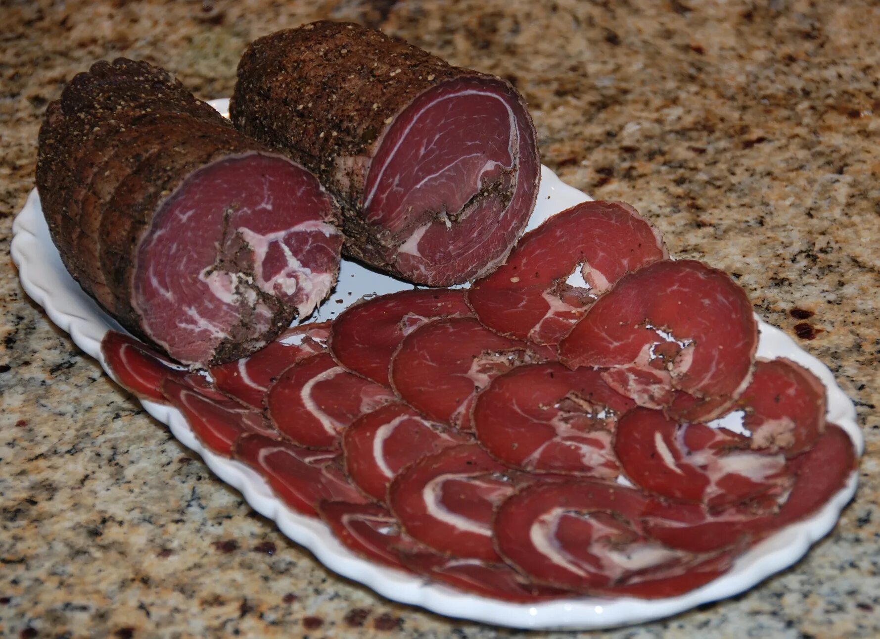 Колбаса сервелат. Шейка свиная сыровяленая коппа. Ветчина из индейки халяль. Сыровяленая коппа. Домашняя колбаса из свинины и говядины.