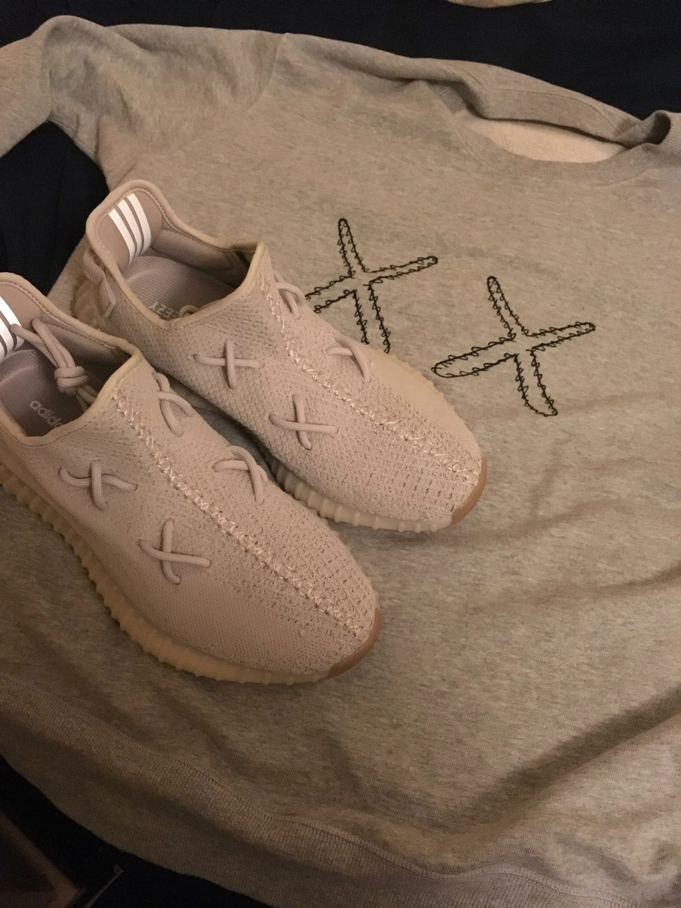 Как зашнуровать изи. Adidas yeezy 350 v2 kaws. шнуровка изи буст 350. шнуровка yeezy 350. шнуровка yeezy 350 v2.