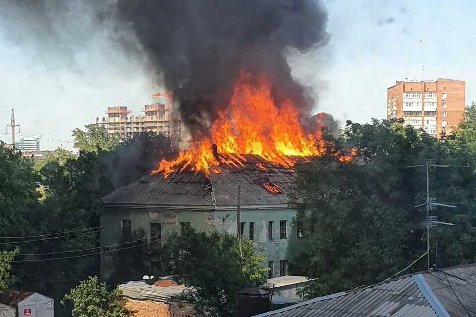 31 октября 2021 пожар в ростове на дону на северном. Ростов горит сегодня. Пожар в гостинице ростов на дону. Пожар на складе. Пожар кино 2021.