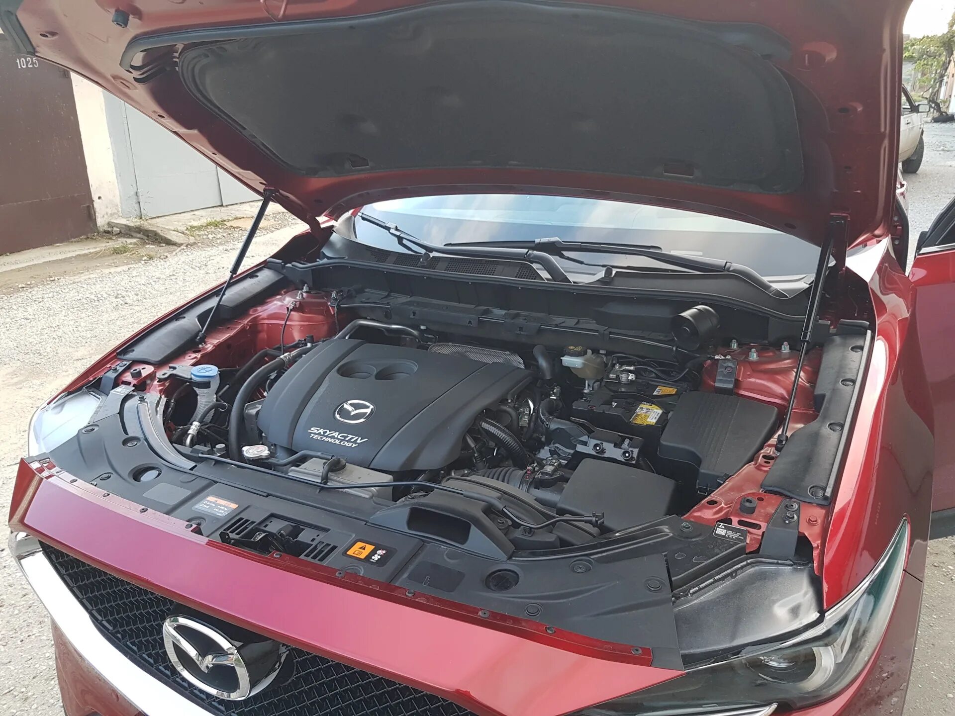 Капот мазда сх 5. Капот Mazda CX-5. Mazda CX-5 2019 открытый капот. Уплотнитель капота Мазда СХ-5.
