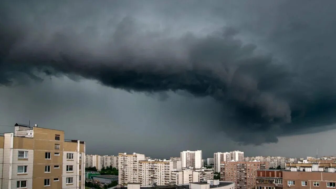 Штормовая погода в москве. Небо гроза. Гроза днем. Гроза в Москве. Аномальная гроза в Москве.