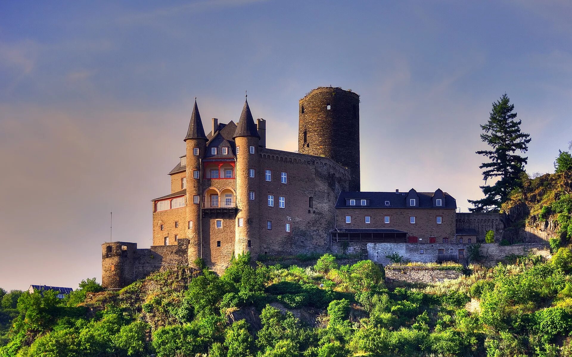 Castle pictures. Замок Катц Германия. Замок Гогенцоллерн Германия. Замок Нибелунгов. Замок Бамбург Нортумберленд.