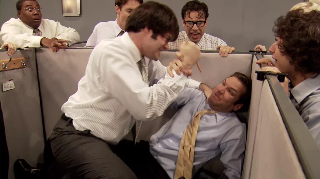 Драка коллег. Офисные сотрудники дерутся. Бить директора. Люди в офисе. Преподаватель и студент.