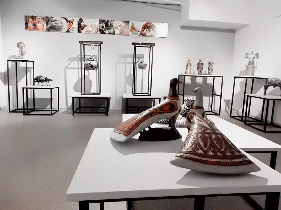 выставка керамики. выставка художественная керамика. керамика выставка. керамика в художественной школе. гончарная выставка.