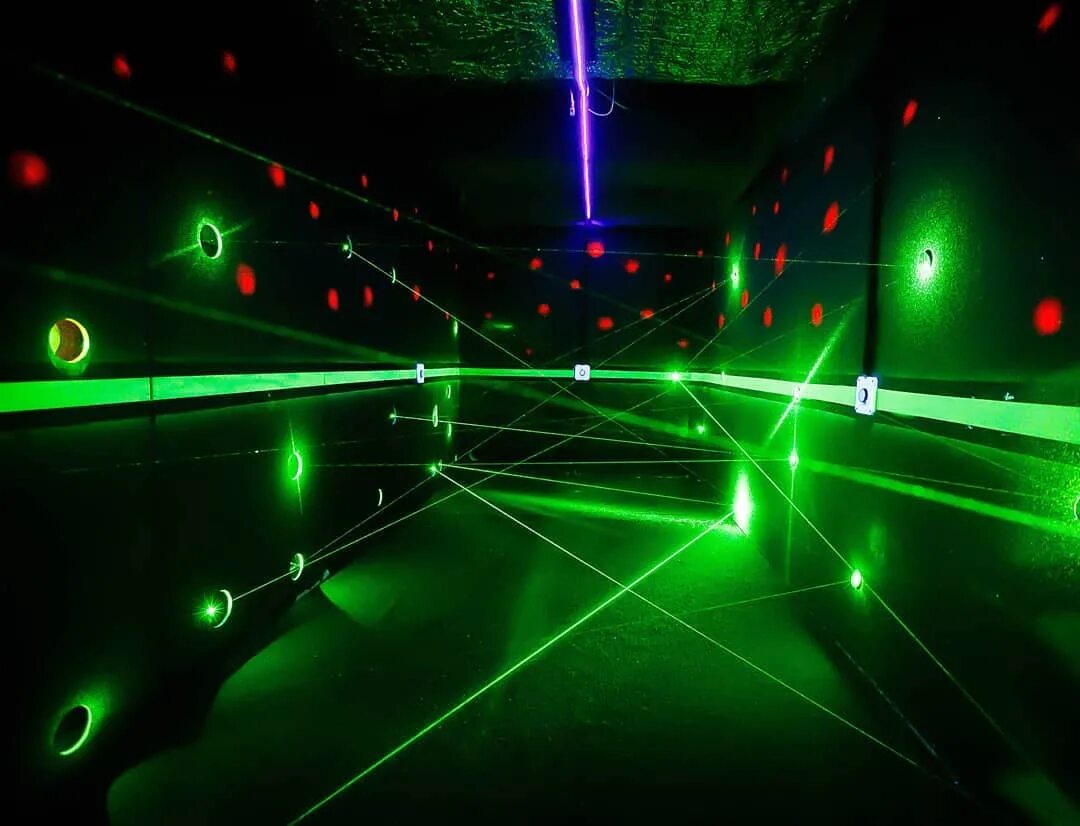 Лазерный лабиринт. Лазерный лабиринт миссия невыполнима. Лазеры лабиринт. Лазерная защита. Лазерные лучи сигнализация.