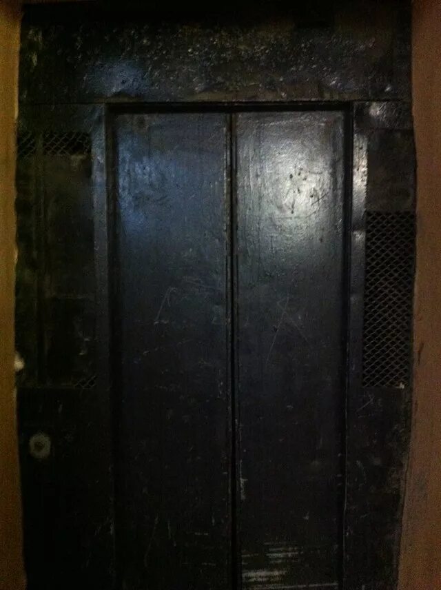 Под черным 18. Старый лифт. Темный лифт.