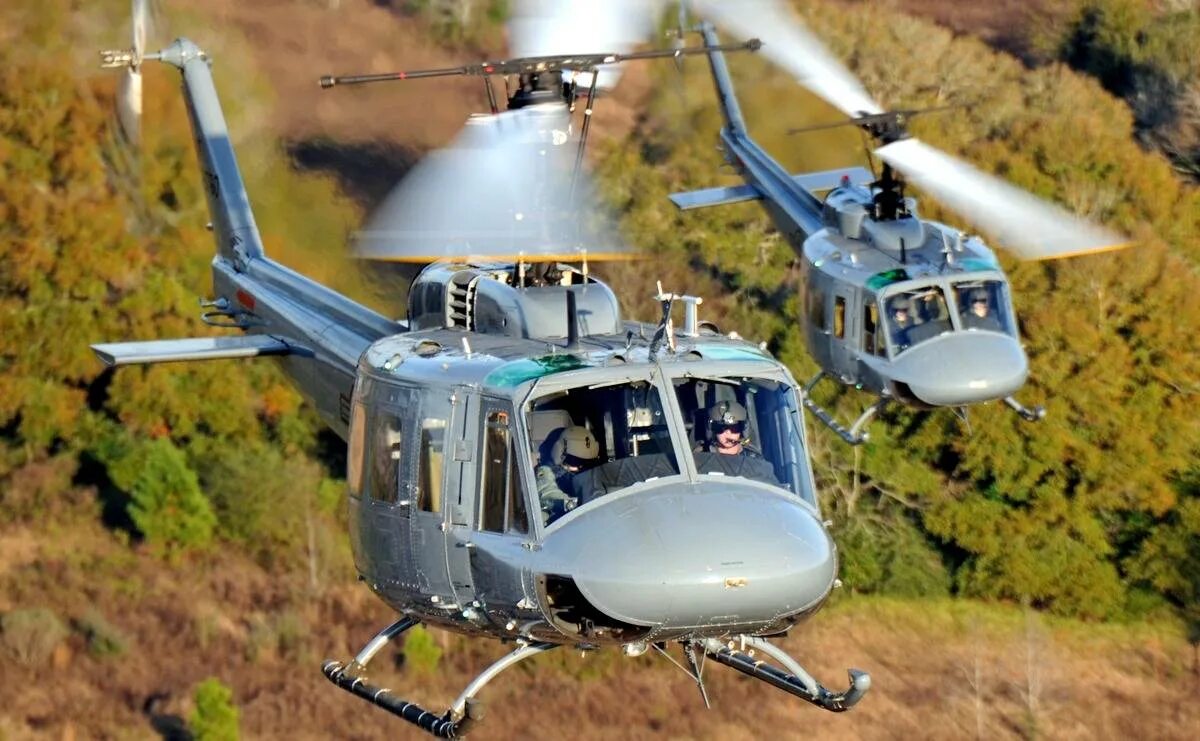 Американский вертолет bell. Вертолёт uh-1 "ирокез". Uh-1 ирокез. Вертолёт bell uh-1 iroquois. Uh-1h «ирокез» ударный.