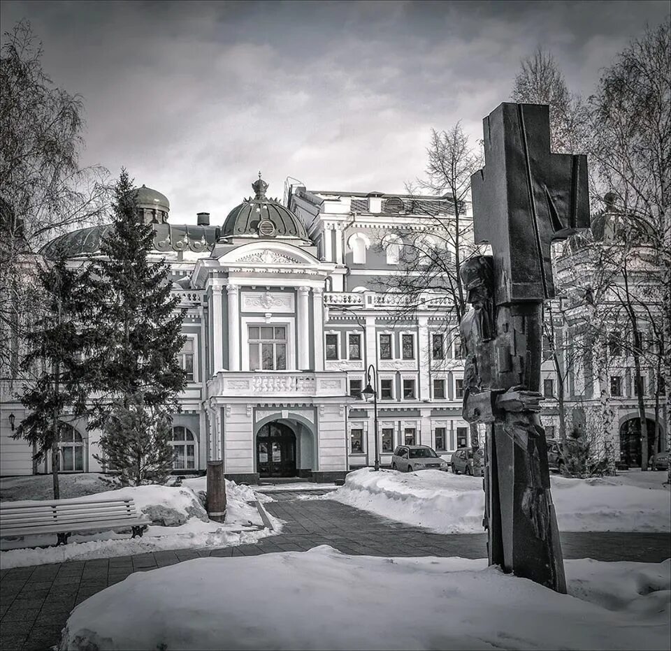 Достоевский омск. Памятник Достоевскому в Омске. Андрей Кудрявцев Омск. Памятник Достоевскому в Омске Капралов. Андрей Кудрявцев Омск фотограф.