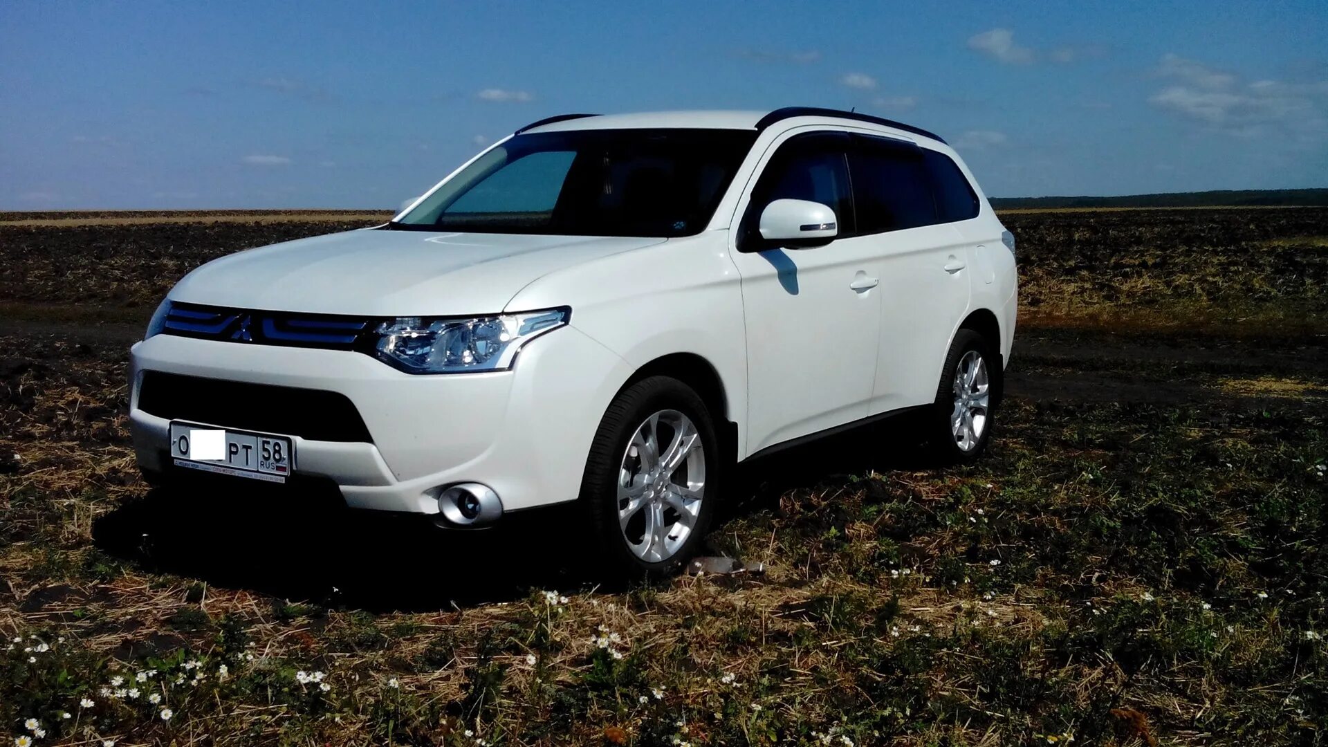 Мицубиси аутлендер в нижнем новгороде. Mitsubishi Outlander 2013 белый. Митсубиси Аутлендер 2013 белый. Аутлендер 2013 2.4. Митсубиси Аутлендер 2013.