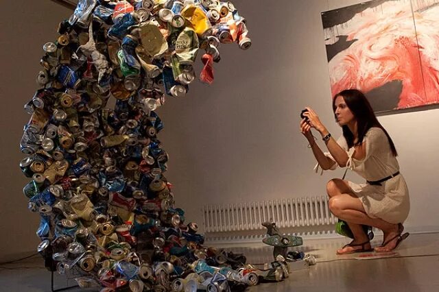 Современное искусство куча мусора. Мусор в современном искусстве. Инсталляция из мусора. Инсталляция арт объект. Арт объект из вторичных материалов.